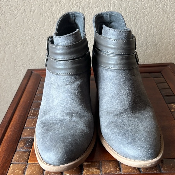 Quipid gray strapped ankle boots, size 7.5 - Picture 5 of 9